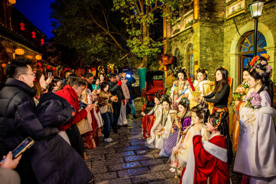 2��8���������_���f�ų��´�����ʽ�ݳ�׌�vʷ����������ݳ��Թųǽ�������_���^�������������c�������b���݆T����(d��ng)���·�һ�_̤�M(j��n)�vʷ����ζ�؄e�⡣����Դ���W��� ӛ�� ������ �_���f��ý �߆��A ��(b��o)����