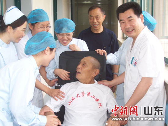 2008��7��16�����봨����91�q���T�����³�Ժǰ�cICU�t(y��)�o�ˆT��Ӱ