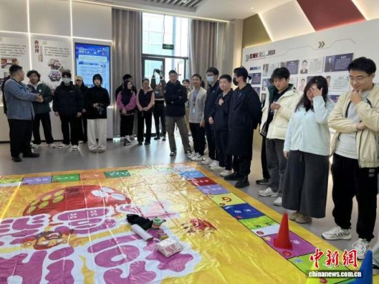 ���ո��^(q��)�ǻ۹ȡ���(y��u)��������^(q��)���_չ�罻��Ⱥϵ�л��(d��ng)������� �z