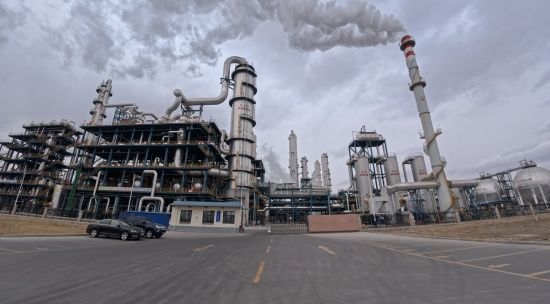 利華益集團(tuán)25萬噸/年鋰電池電解液溶劑項(xiàng)目一角 利華益集團(tuán)25萬噸/年鋰電池電解液溶劑項(xiàng)目一角