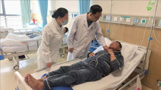 圖片張杰醫(yī)生在為即將出院的孫先生查體 圖片張杰醫(yī)生在為即將出院的孫先生查體