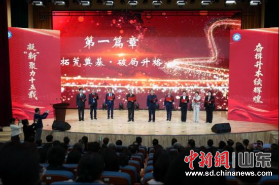 �������9λ�̎�������У�Ѵ�����Ԋ���b����ʽ�������v���W(xu��)Ժ�l(f��)չ�v���еĸ��˹��¡��W(xu��)Ժ���D��